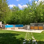 Getaway House Loko * تريبينيي