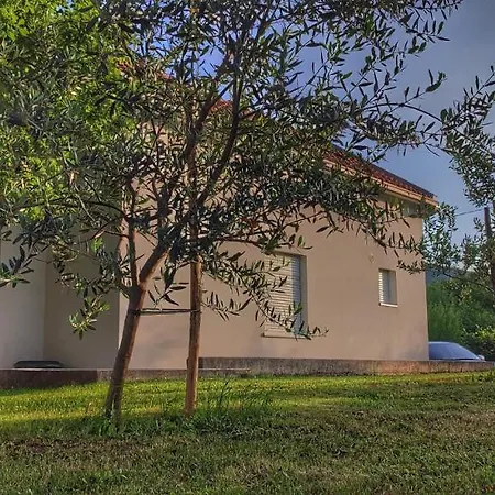 Getaway House Loko 別荘 トレビニエ